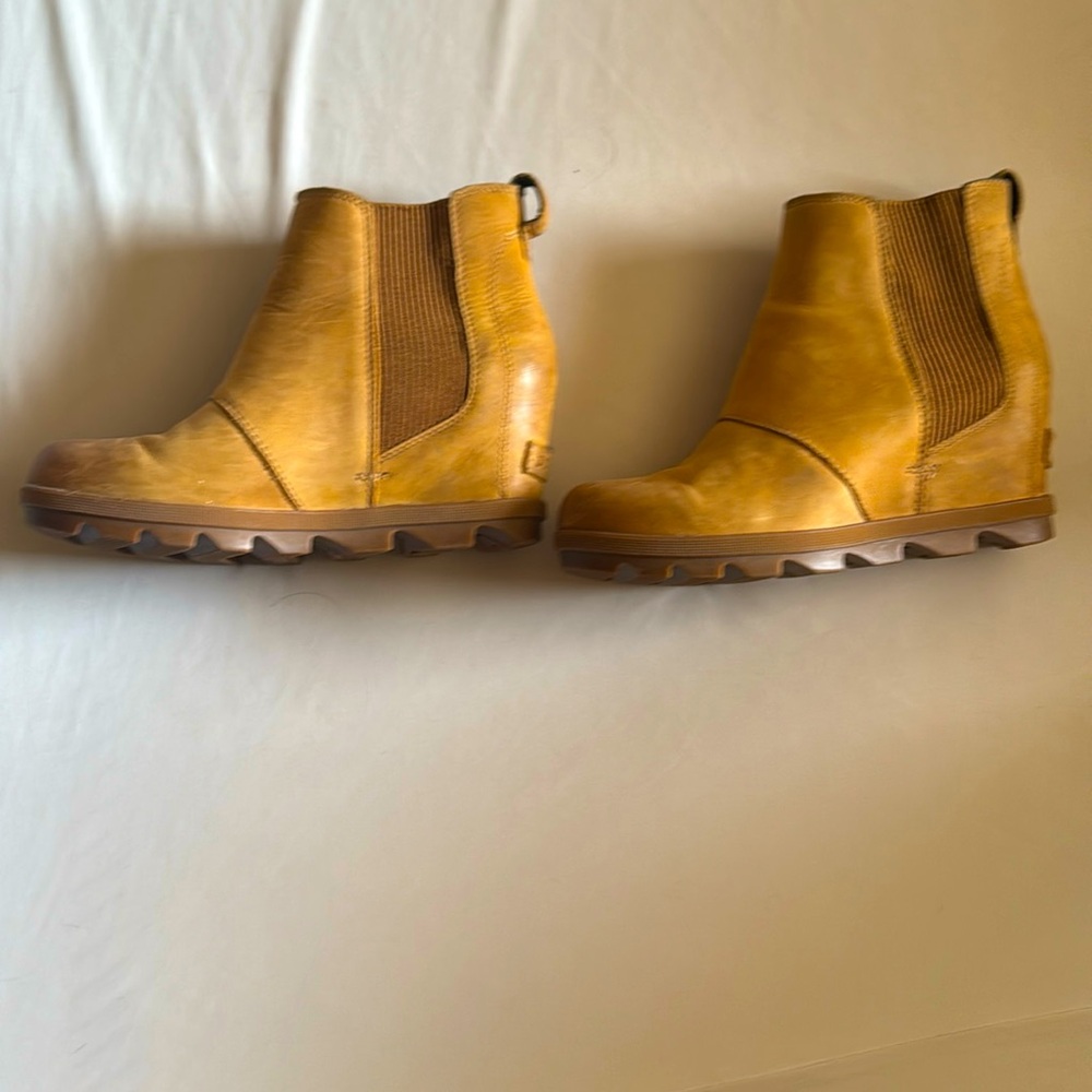 Sorel wedge boots size 8.  Camel color